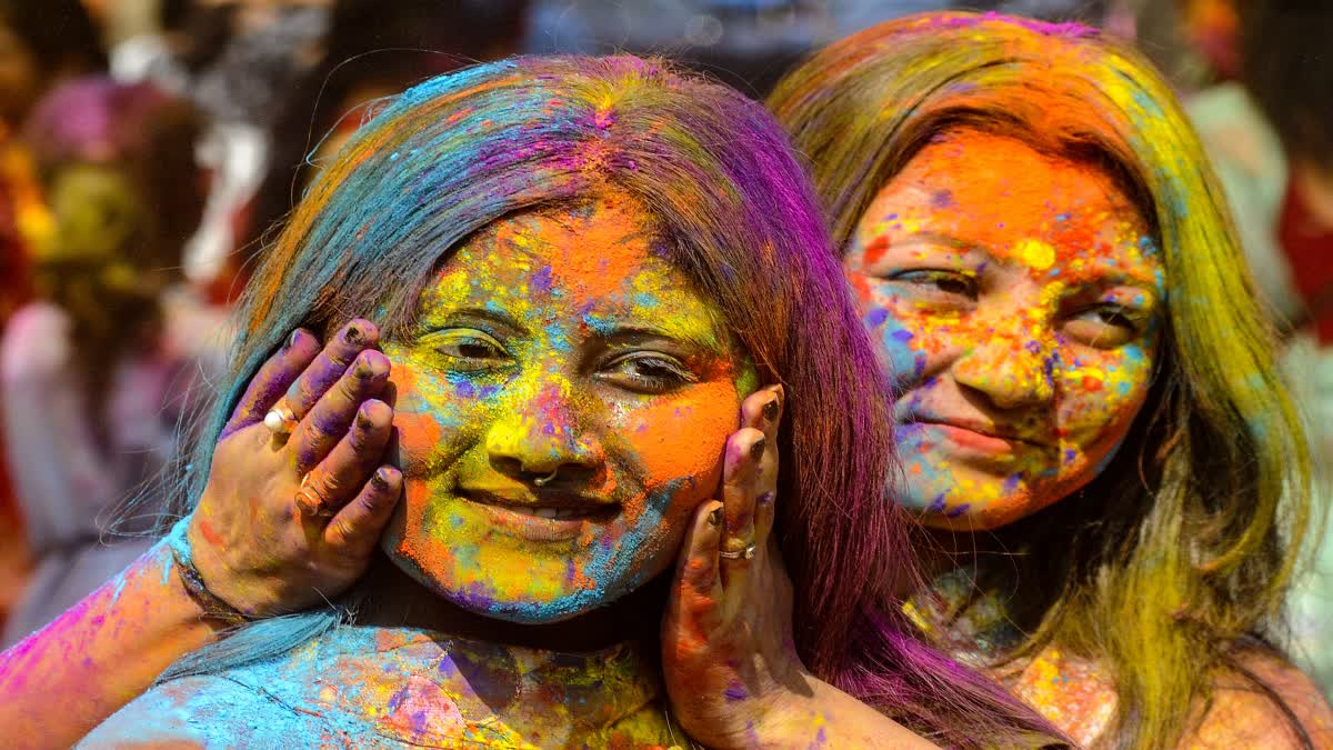 The whole country is immersed in the celebration of Holi, people are drenched in colors (Photo IANS)
