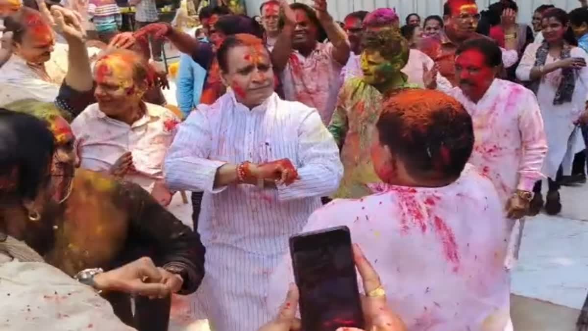 Holi 2024 political leaders danced to special songs of Holi with splashing colors in Mumbai