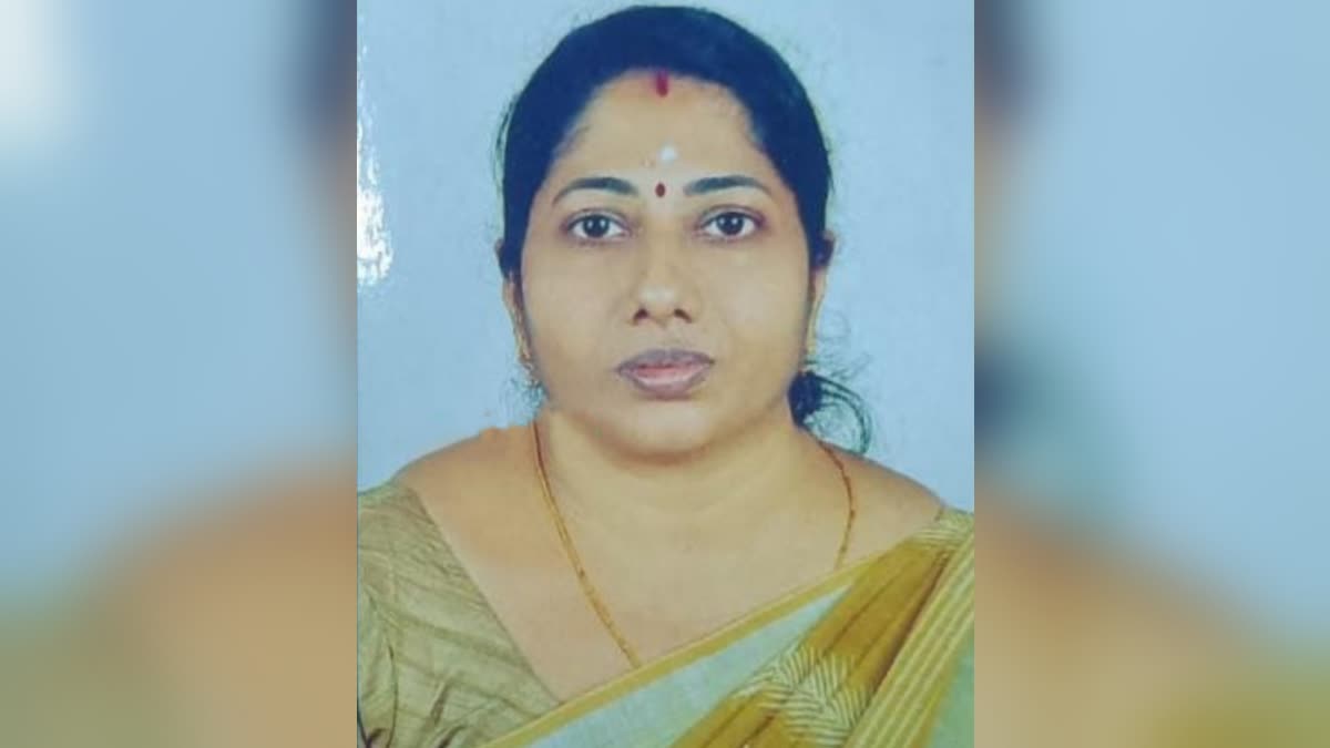 couple accidant  Accident in Kottayam Woman died  Nagambadam bridge accident  husband injured