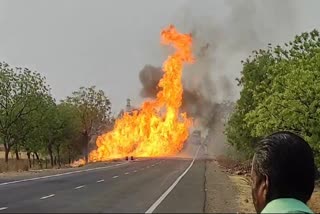 ರಸ್ತೆಗೆ ಉರುಳಿ ಬಿದ್ದ ಸ್ಪಿರಿಟ್​ ತುಂಬಿದ್ದ ​ವಾಹನ ಬೆಂಕಿಗಾಹುತಿ