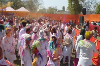 Foreign tourists sprinkled Gulal and danced on film songs in jaipur during holi festival