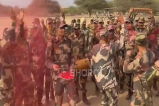 BSF soldiers deployed on the border with Pakistan are celebrating the festival of colours with great enthusiasm. These young men and women seemed so engrossed in the joy of Holi that even sitting thousands of kilometers away made them forget the memories of their families.