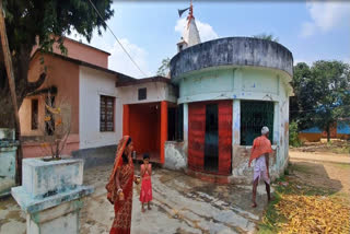 he whole country is drenched in the colours of Holi, but do you know that there is a place in Bihar where Holi has not been celebrated for hundreds of years? Yes, according to the belief that has been going on for years in this village of Munger district, the villagers neither play Holi nor prepare dishes. Those who tried to break this tradition faced troubles at home.