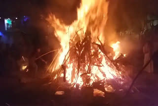 ढोल नगाड़ों के बीच होलिका दहन, मसौढ़ी में 22 जगहों पर जलायी गई बुराई की प्रतीक