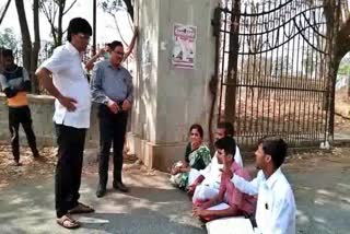 Student Abhishek protest in front of Haveri office