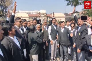 हाईकोर्ट के बाहर विरोध जताते अधिवक्ता.