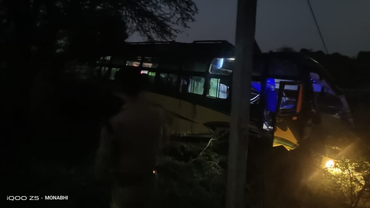یوپی للت پورایم پی کے راج گھاٹ پر بس الٹ گئی، 24 مسافر زخمی، 3 کی حالت نازک