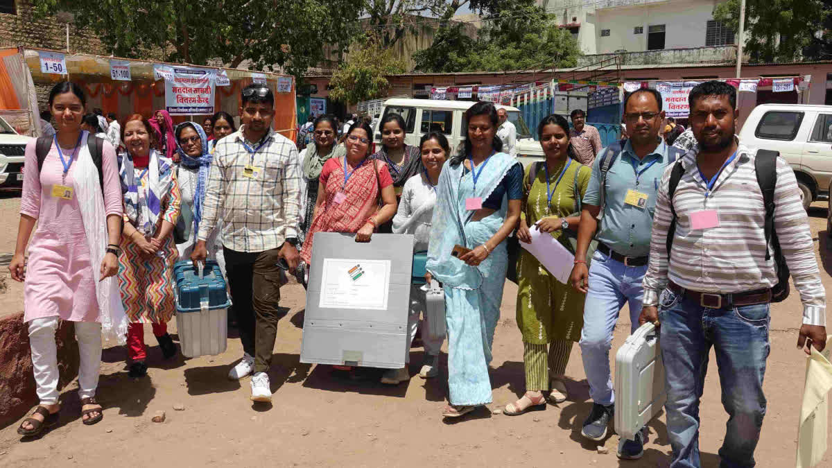 Voting parties departs for booths