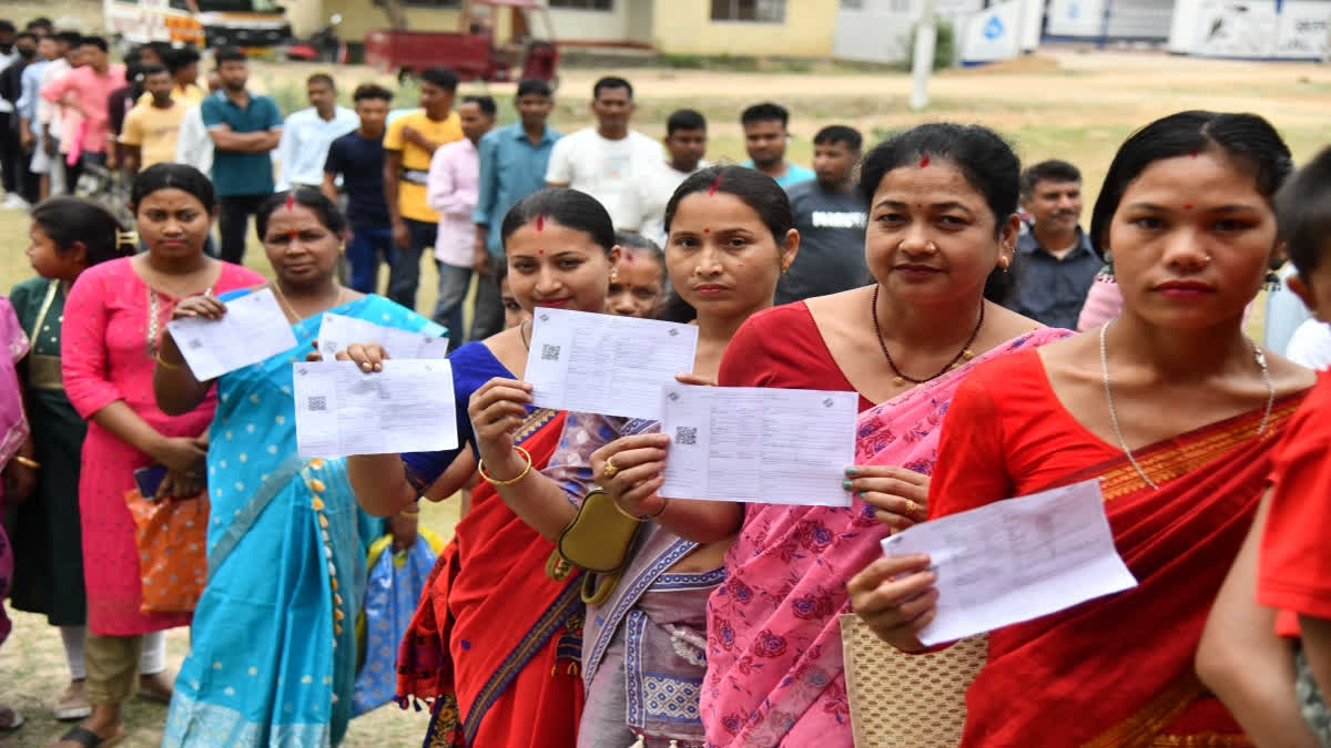 ووٹ کاسٹ کرنے کے لیے قطار میں کھڑی خواتین