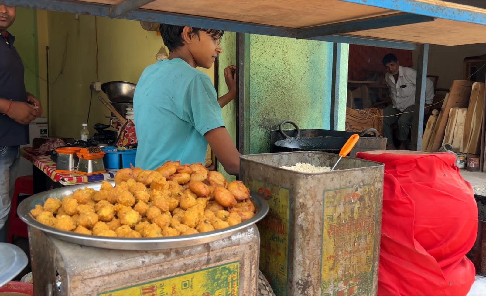 फुटबॉल खिलाड़ी ने खोला पकौड़े का स्टॉल