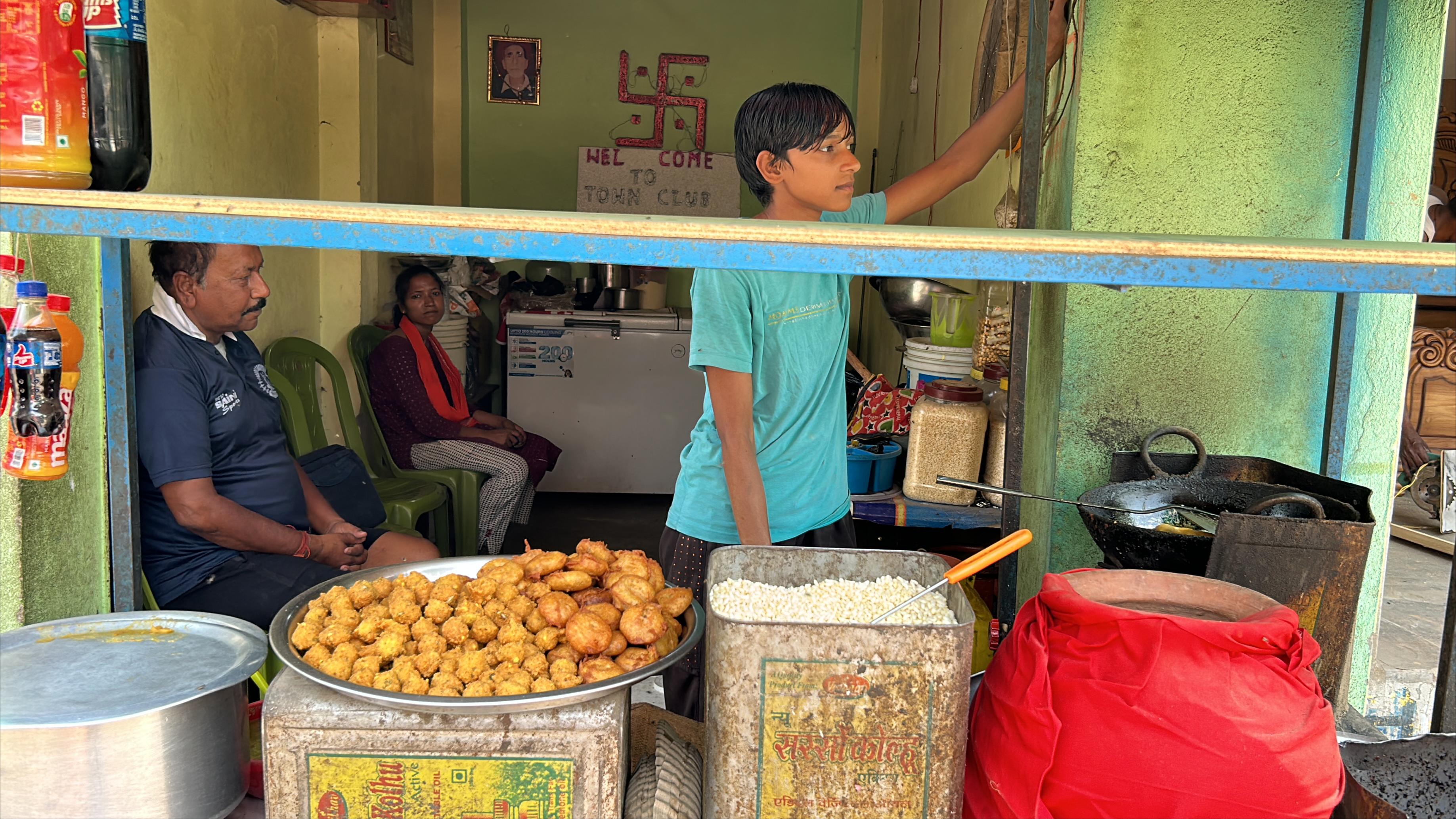 स्टॉल से चलता है पूरा परिवार