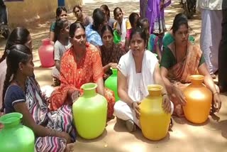 Women_protest_With_Empty_Vessels_At_Uravakonda