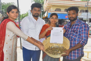 Perala Manasa Reddy, who filed her nomination for the Karimnagar Lok Sabha seat on Wednesday as an Independent candidate, caught everyone's attention. Normally, candidates will approach the Returning Officer with nomination papers and proposals, but Manasa Reddy took an additional bamboo basket with her.