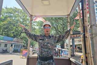 Female home guard jawans took care of traffic control in Hazaribag