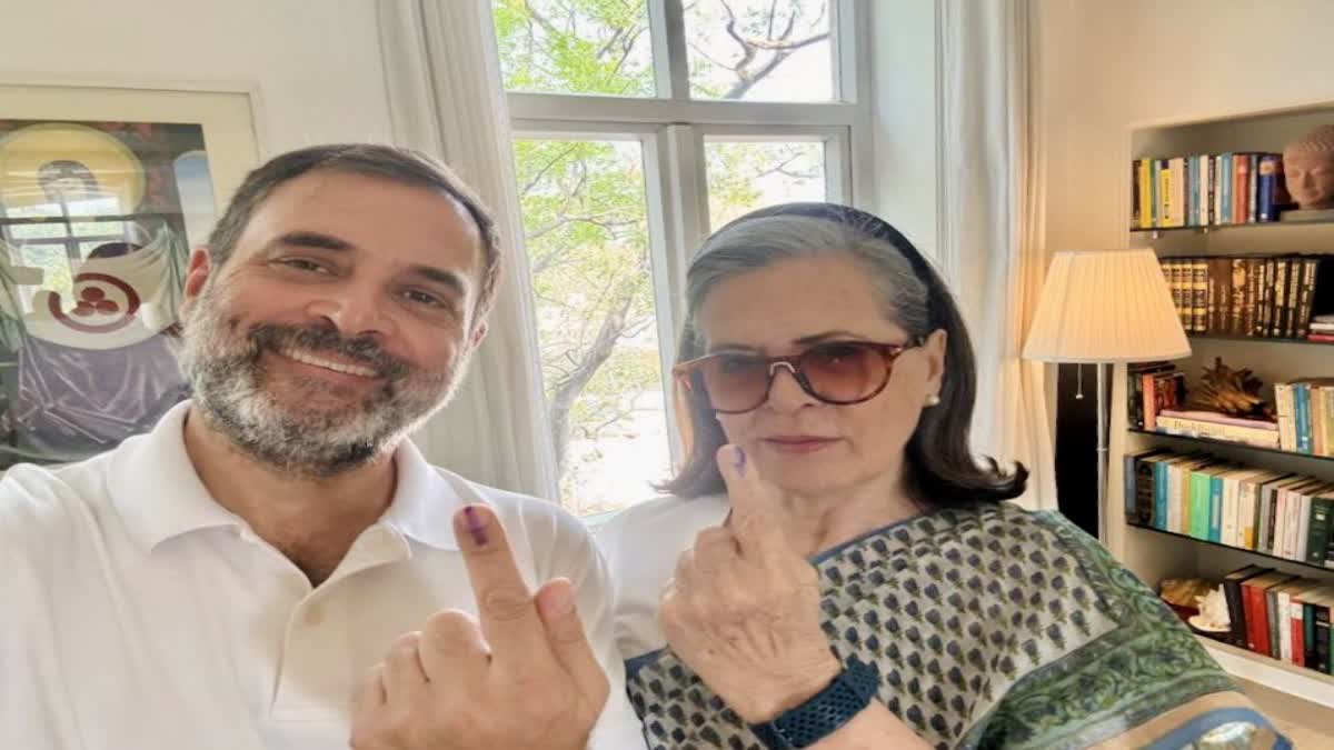 INKED SELF OF RAHUL AND SONIA  LOK SABHA ELECTIONS 2024  വോട്ട് രേഖപ്പെടുത്തി പ്രിയങ്ക  ഡല്‍ഹി തെരഞ്ഞെടുപ്പ് 2024