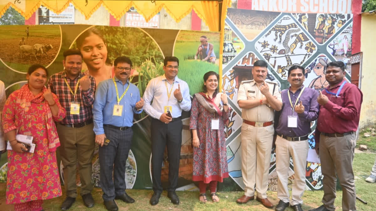 Bokaro DC Vijaya Jadhav, SP Pujya Prakash voted