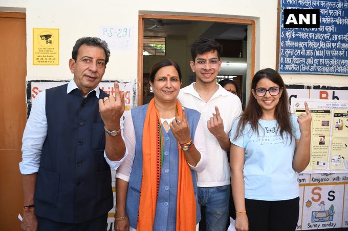वेस्ट दिल्ली से बीजेपी उम्मीदवार कमलजीत सहरावत ने परिवार संग वोट डाला