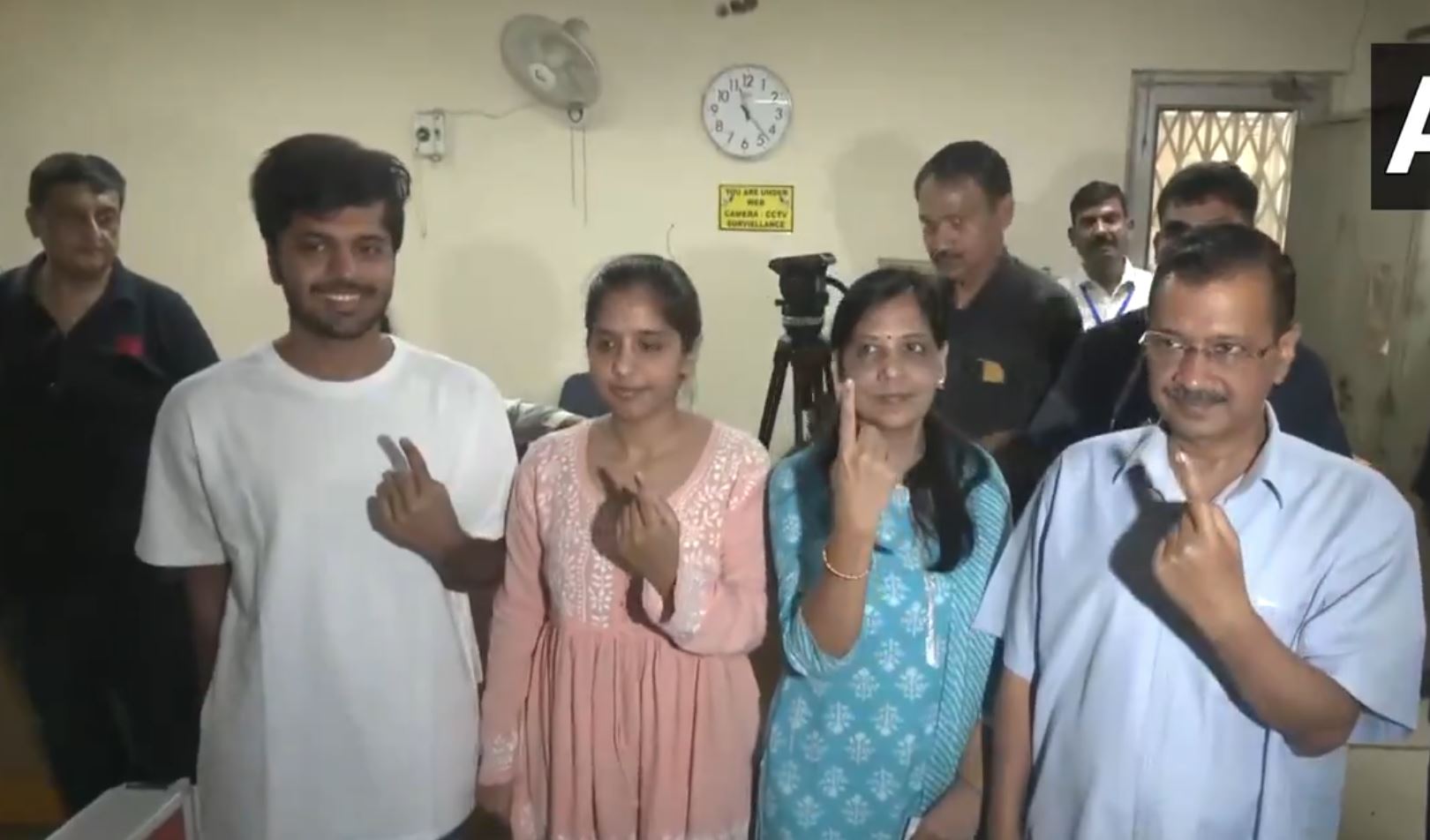 दिल्ली सीएम केजरीवाल ने परिवार संग किया मतदान