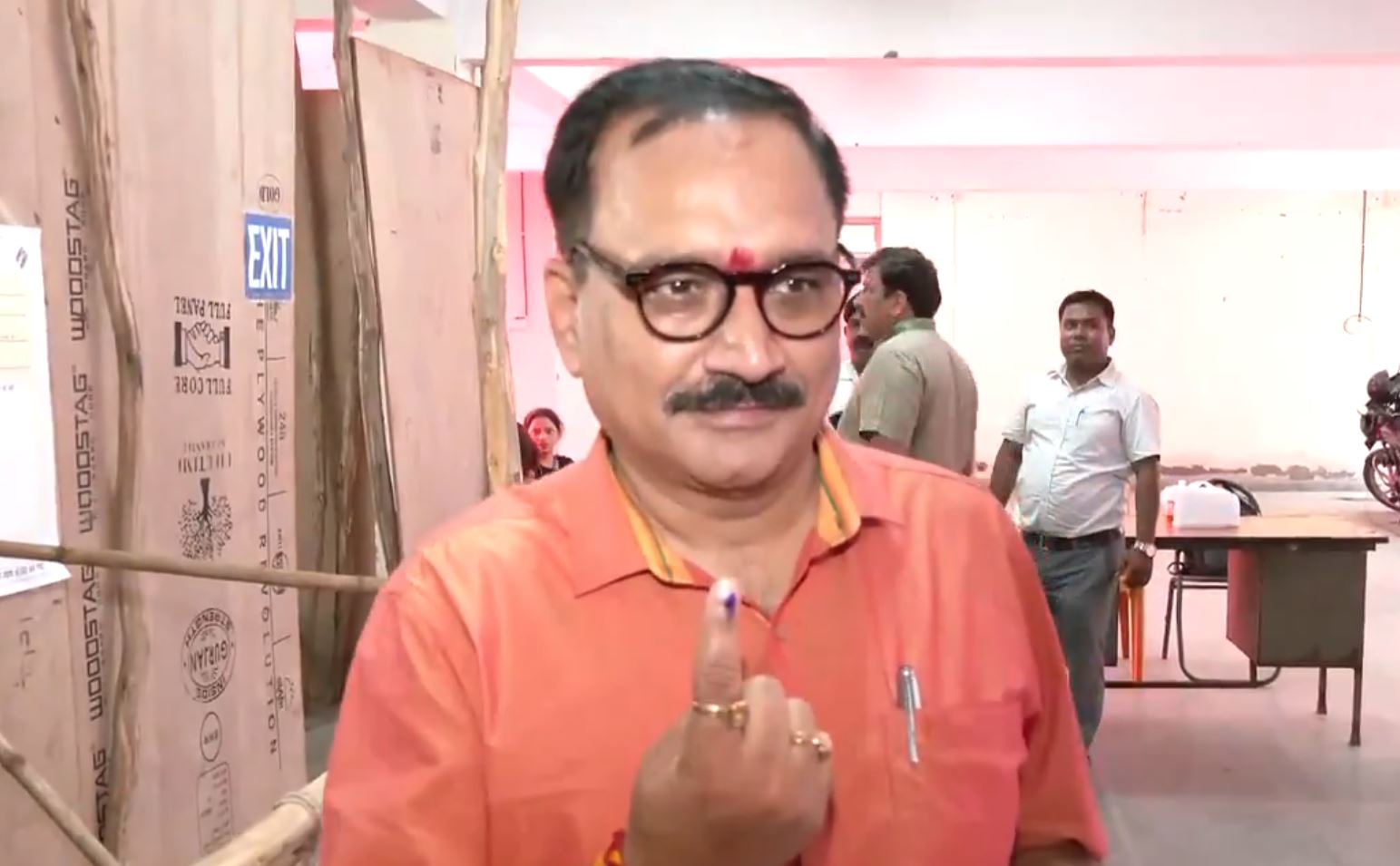 दिल्ली बीजेपी अध्यक्ष वीरेंद्र सचदेवा ने वोट डाला