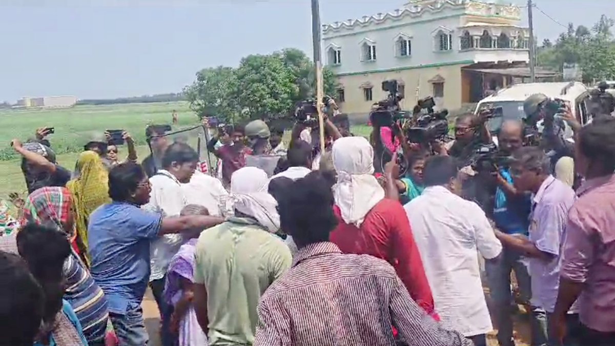 Agitation in front of BJP Candidate Hiran Chatterjee