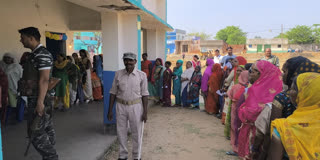 Long queue of voters at polling stations in Giridih