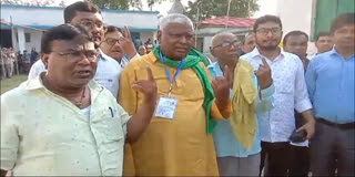 India Alliance candidate Mathura Mahato casts his vote from Giridih Lok Sabha seat
