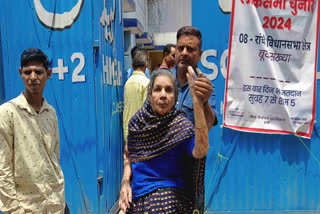 Voters angry due to slow voting process and chaos at polling station in Hindpidhi Ranchi