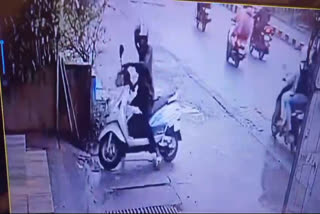 SCOOTER ROBBERY  THRISSUR NEWS  SCOOTER ROBBERY CCTV FOOTAGE