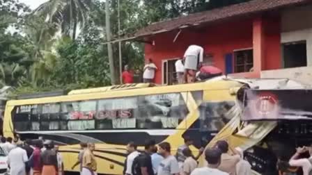 KOZHIKODE BUS ACCIDENT  SLEEPER BUS OVERTURNS  കോഴിക്കോട് ബസ് അപകടം  കടയിലേക്ക് ഇടിച്ചുകയറി ബസ്