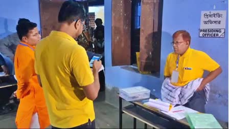 LUNGI CLAD PRESIDING OFFICER  ലുങ്കി ഉടുത്ത് പ്രിസൈഡിംഗ് ഓഫീസർ  പ്രിസൈഡിംഗ് ഓഫീസർ പുരുലിയ  Jyotirmay Singh Mahato