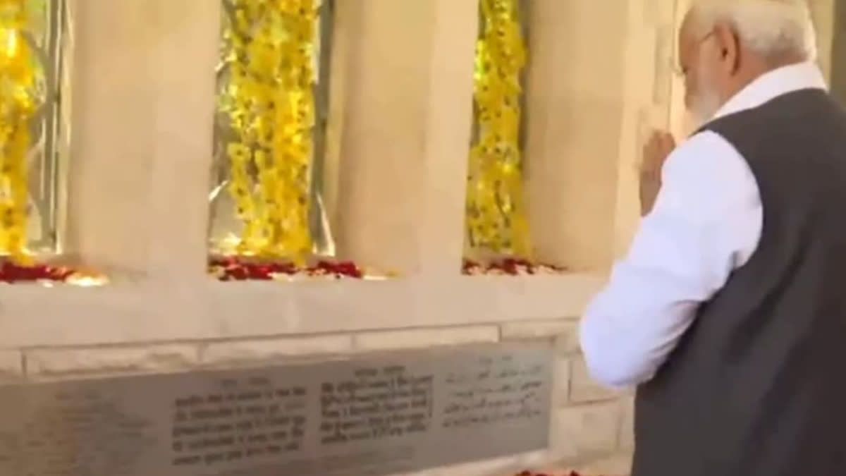 PM MODI EGYPT VISIT UPDATE PAYS TRIBUTE TO INDIAN SOLDIER MODI VISITS AL HAKIM MOSQUE IN CAIRO