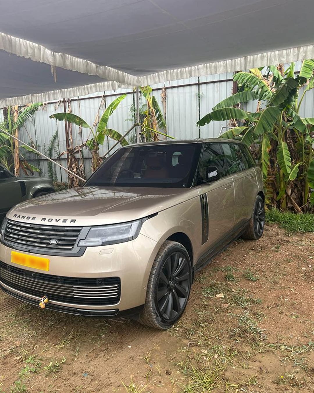 mahesh babu golden range rover car