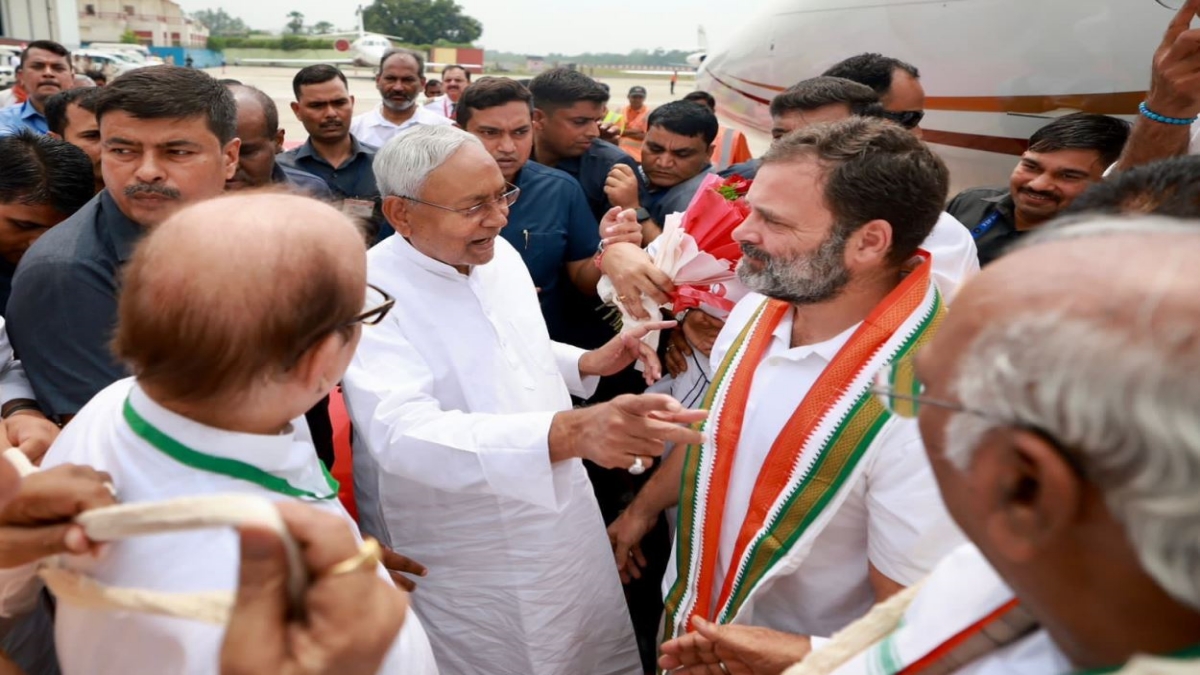 Nitish welcomed Rahul at the airport