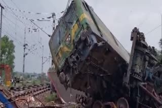 Goods trains collide Onda railway station Bankura  Goods trains collided  Goods trains collided at bengal  Onda railway station in Bankura  Bankura  Onda railway station train collided  goods train  goods train accident  train accident  ബങ്കുര  ബങ്കുര ഒണ്ട  ബങ്കുര ഒണ്ട റെയിൽവേ സ്റ്റേഷൻ  ചരക്ക് ട്രെയിനുകൾ കൂട്ടിയിടിച്ചു  രണ്ട് ട്രെയിൻ കൂട്ടിയിടിച്ചു  ട്രെയിനുകൾ കൂട്ടിയിടിച്ച് അപകടം  ട്രെയിനുകൾ ബംഗാളിൽ കൂട്ടിയിടിച്ചു  ചരക്ക് ട്രെയിനുകൾ  ഗുഡ്‌സ് ട്രെയിനുകൾ