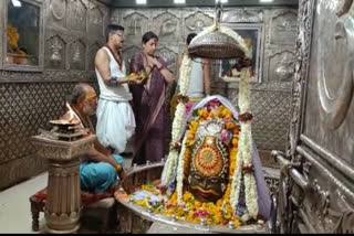 Madhya Pradesh: Smriti Irani offers prayers at Mahakaleshwar temple