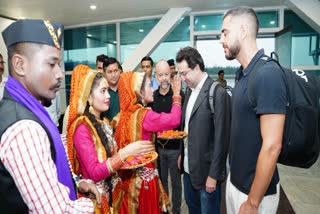 delegates welcomed at airport