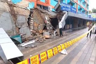 canopy over three shops fell in RK Puram