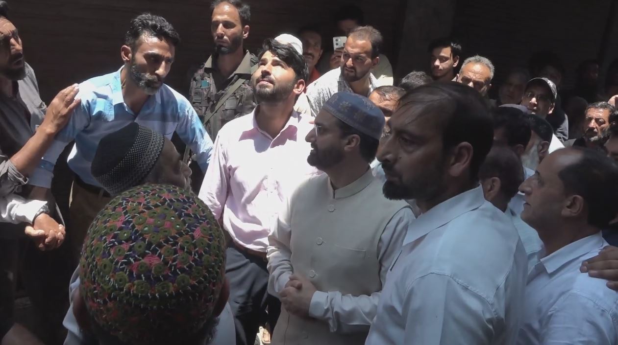 Mirwaiz expressed solidarity with the fire victims and also praised the role of the police