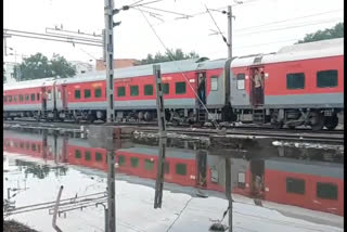 रेलवे ट्रैक पर पहुंचा बारिश का पानी