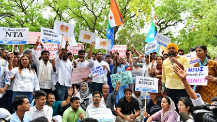 NSUI members and students stage a protest against alleged irregularities in NEET-UG and the cancellation of UGC-NET exams, at Jantar Mantar in New Delhi on June 24, 2024.