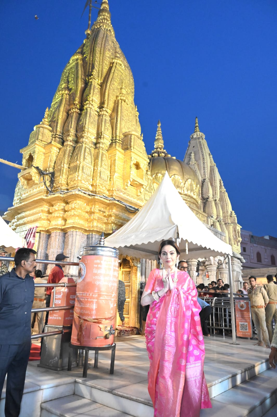 बाबा विश्वनाथ मंदिर पहुंचीं नीता अंबानी