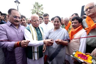 प्रदर्शनी का उद्घाटन करते हुए केंद्रीय मंत्री मनोहर लाल खट्टर एवं सीएम रेखा गुप्ता