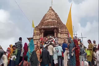 KHAJURAHO CROWD DEVOTEES GATHERED