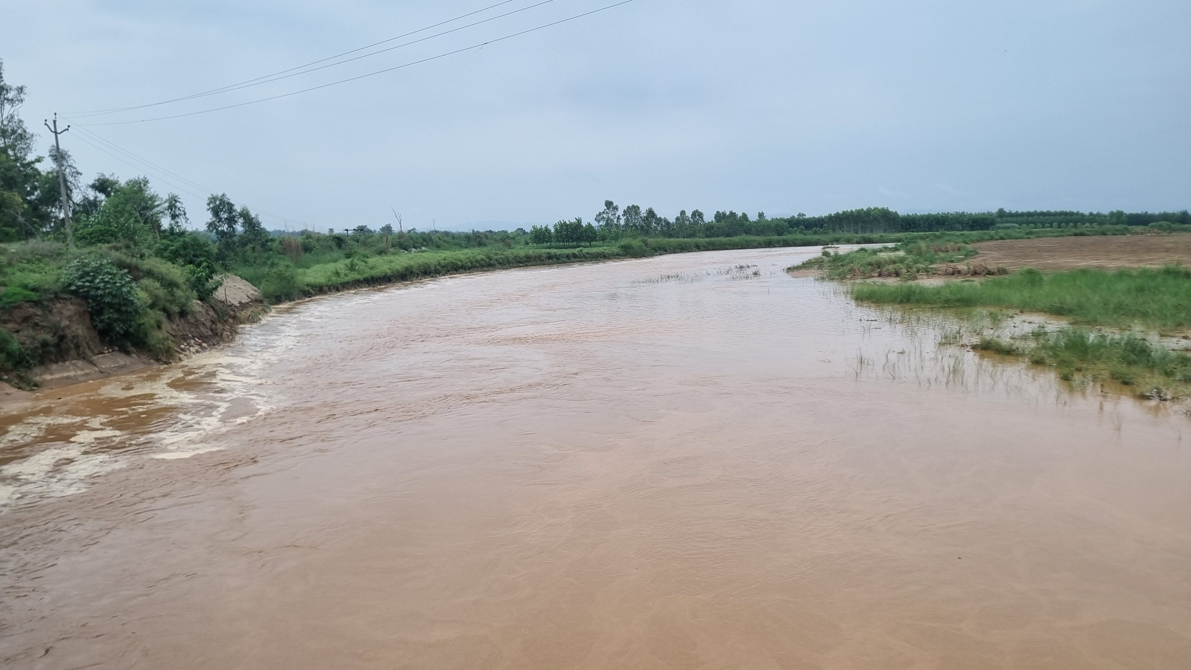 सोम नदी में हुआ 8000 क्यूसेक पानी
