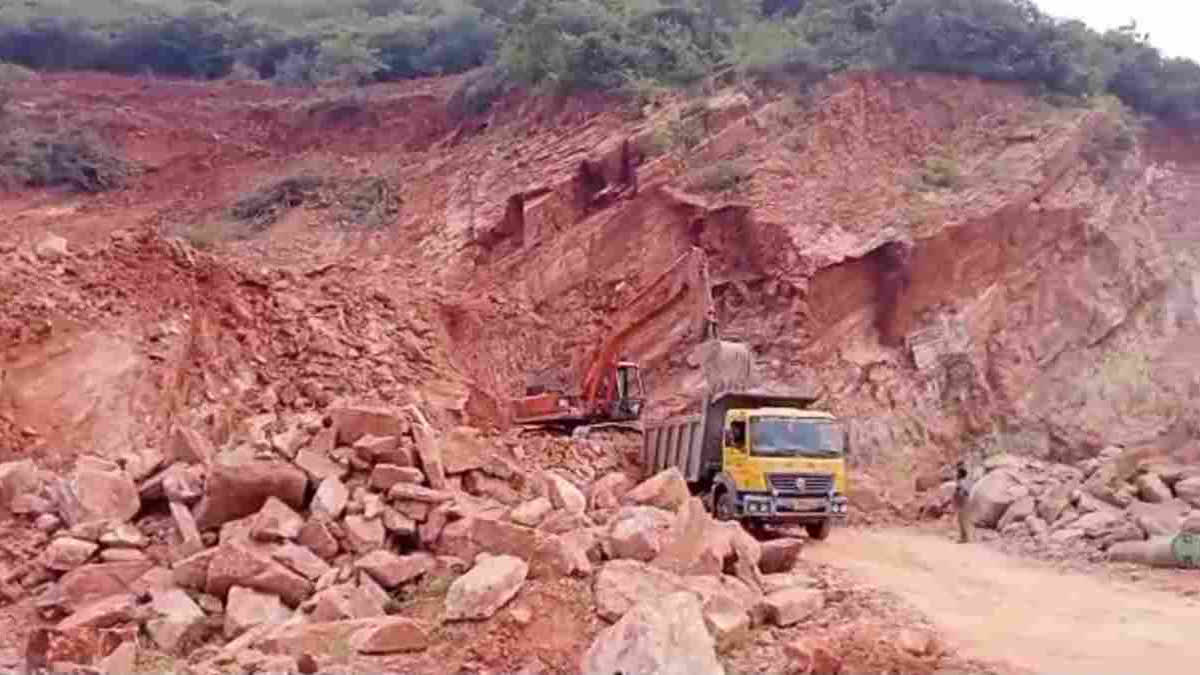 గుబ్బలగుట్టలో అనధికార తవ్వకాలు