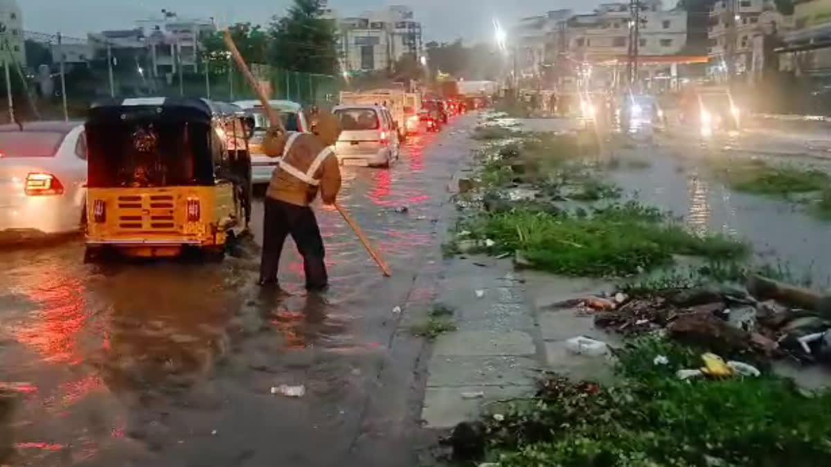 Hyderabad rain  Hyderabad traffic stuck due to rain  heavy rain  Hyderabad rain damage updation  Rain  ഹൈദരാബാദ് മഴ  മഴ  വെള്ളക്കെട്ട്  ഹൈദരാബാദിൽ ഗതാഗതക്കുരുക്ക്  ഗതാഗത കുരുക്ക്  heavy rain in Hyderabad  Hyderabad weather  weather