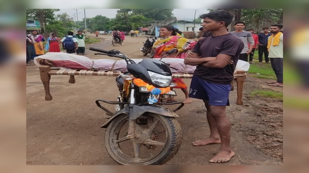 ایمبولینس نہ ملنے پر لاش کو چارپائی میں رکھ کر بائک سے لے جایا گیا