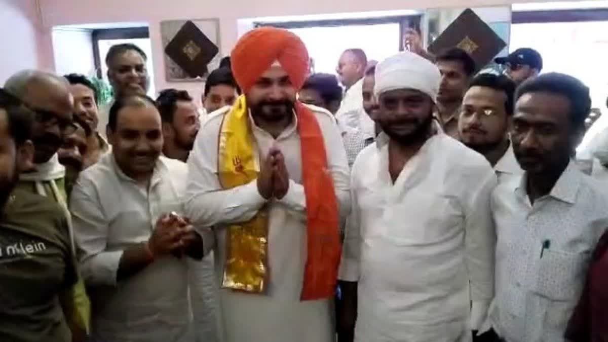 Navjot Singh Sidhu reached Kashi