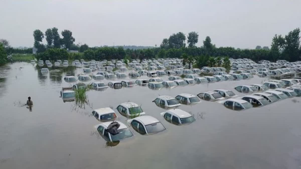 400 vehicles parked in Noida submerged due to rising water level in Hindon river