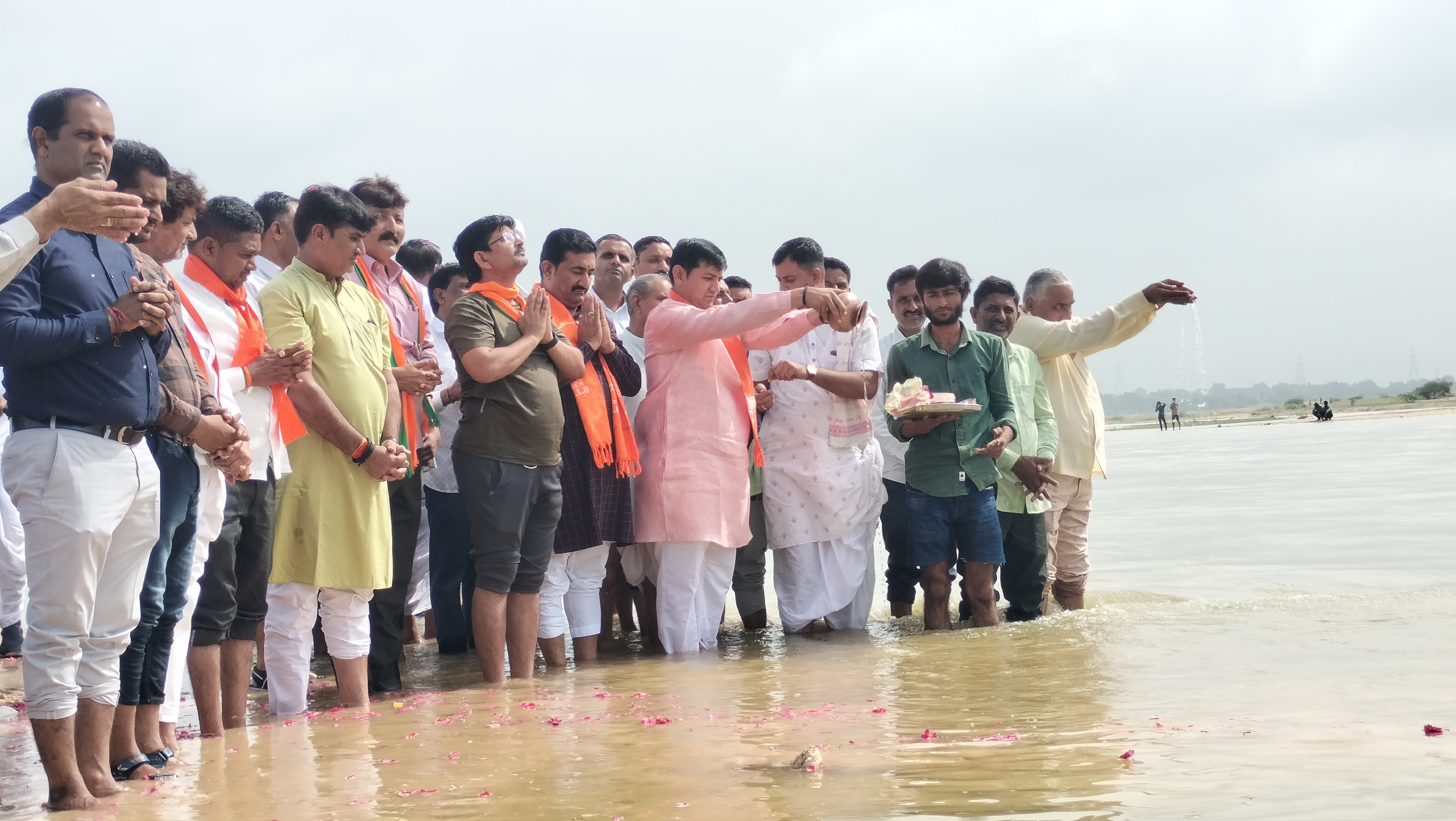 ખેડૂતો અને ધારાસભ્યએ કર્યા નદીનાં વધામણાં